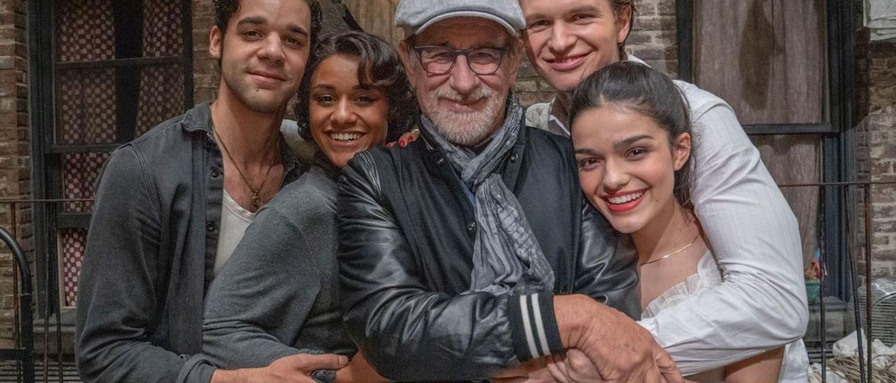 Steven Spielberg cos actores da nova versión de West Side Story. Abaixo: fotograma da versión orixinal  do filme (Richard  Wise, 1961).  | FOTOS: ARQUIVO