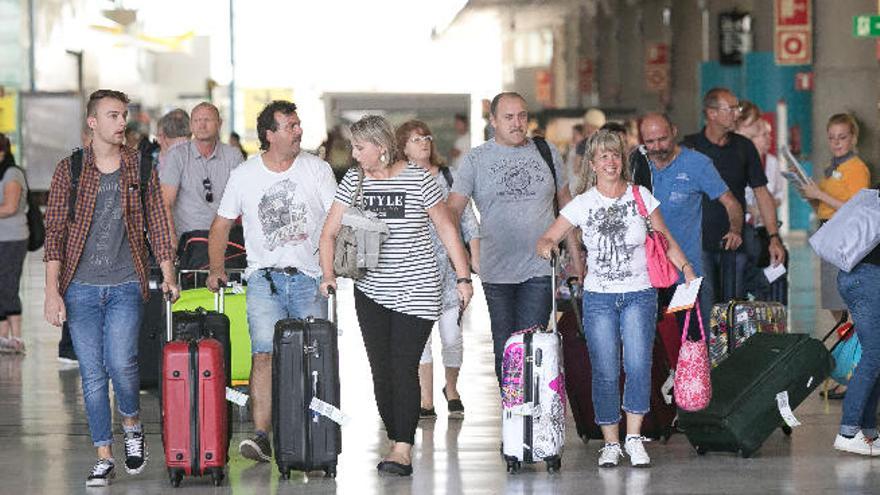 Un grupo de turistas en la terminal de llegada de pasajeros, ayer.