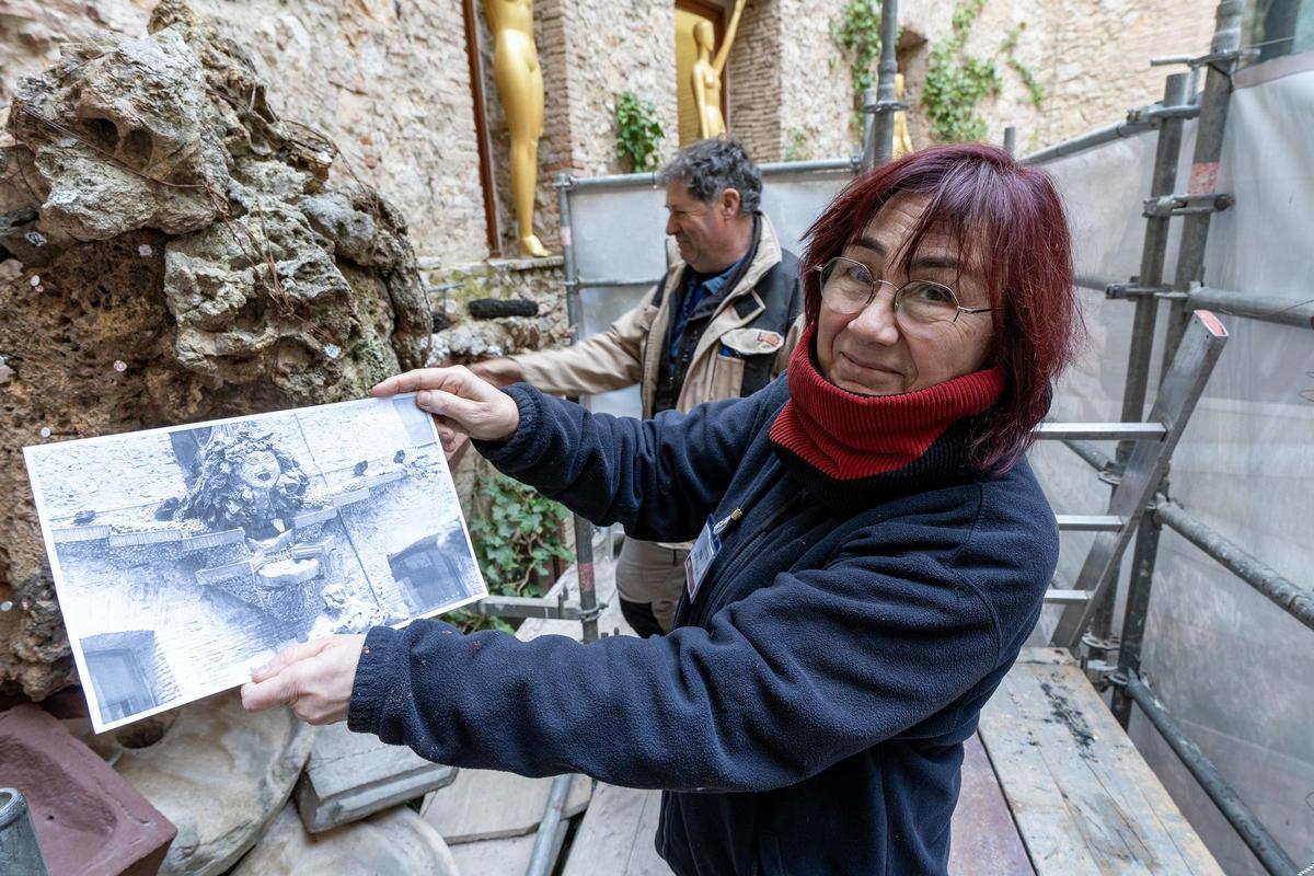 Anna Cusó mostra una imatge antiga que tenien del primer monstre en el qual ara estan treballant.