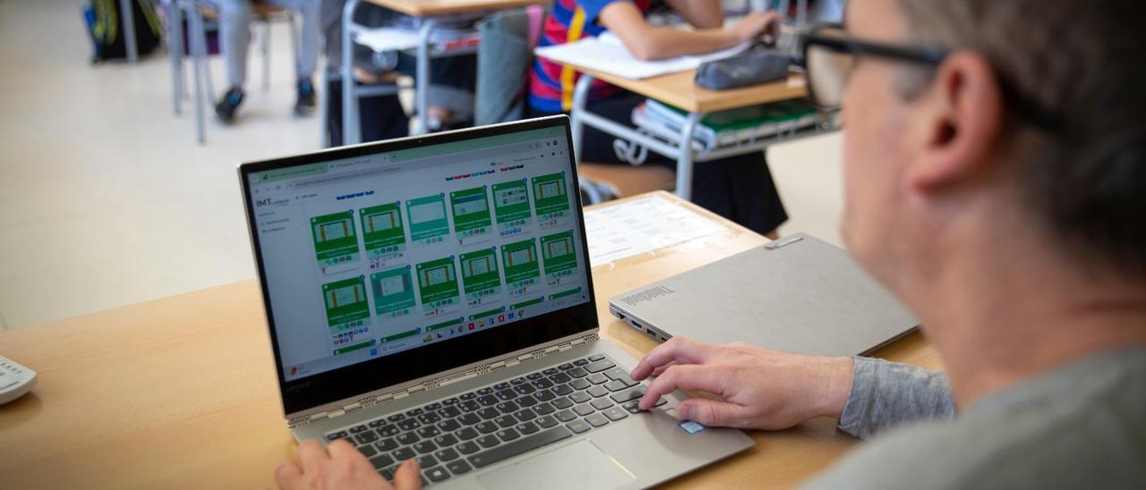 Un profesor controla con el programa Lazarus el contenido de las pantallas de sus alumnos, en el Instituto de Cabrils