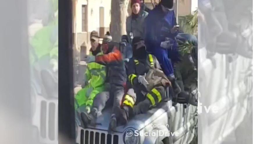 Graban la peligrosa celebración de un pueblo de Murcia: encima de un coche y lanzando pirotecnia