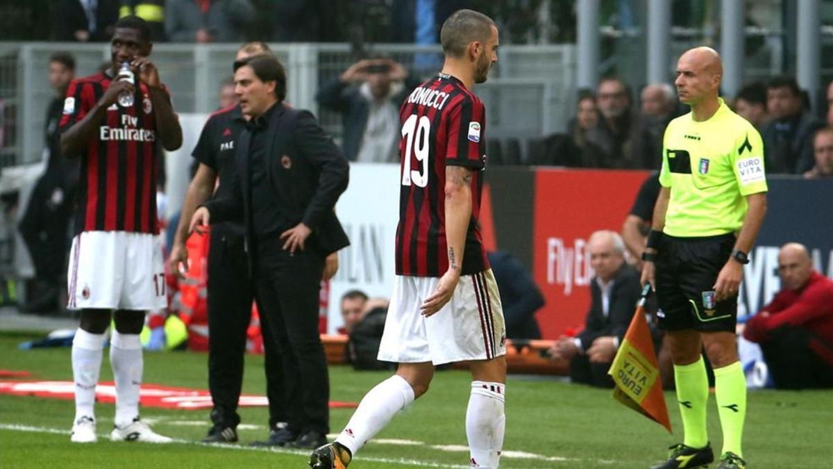 Bonucci saliendo expulsado del terreno de juego