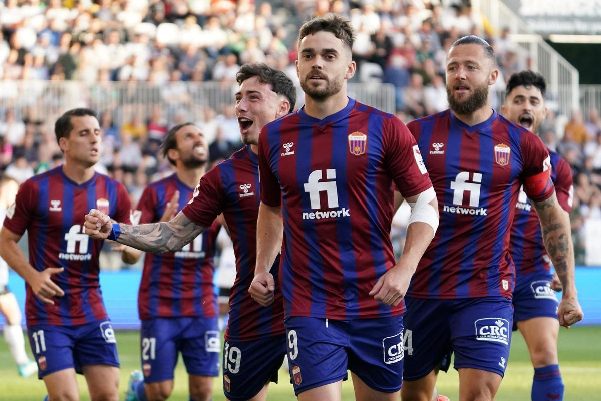 Soberón celebra su último gol como deportivista en Burgos