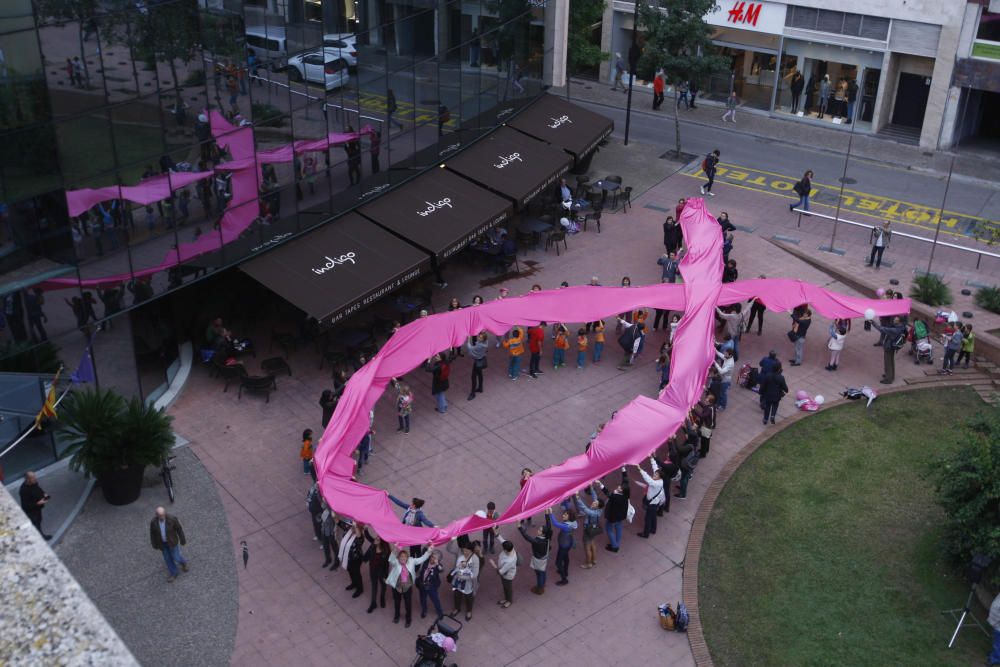 Un centenar de persones van crear el llaç rosa gegant de l''Oncolliga a la ciutat de Girona