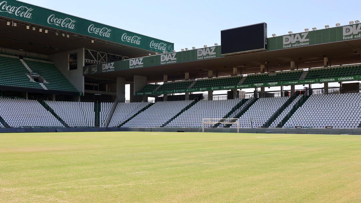 El Córdoba CF inicia la renovación del césped de El Arcángel para tenerlo listo en el Trofeo Puertas de Córdoba