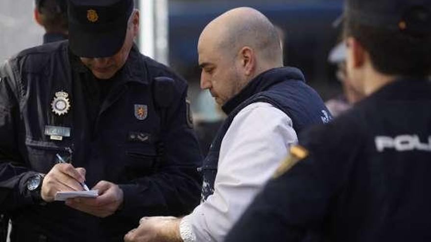 El padre de la niña, hablando con la Policía Nacional.