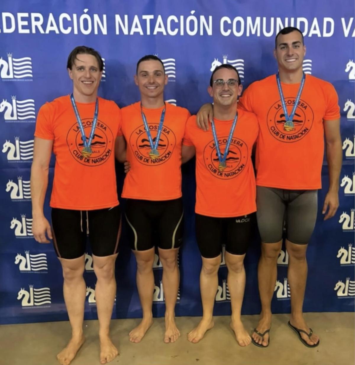 Nadadores del CN La Costera con las medallas tras conseguir el récord autonómico máster en 4x50 estilos.