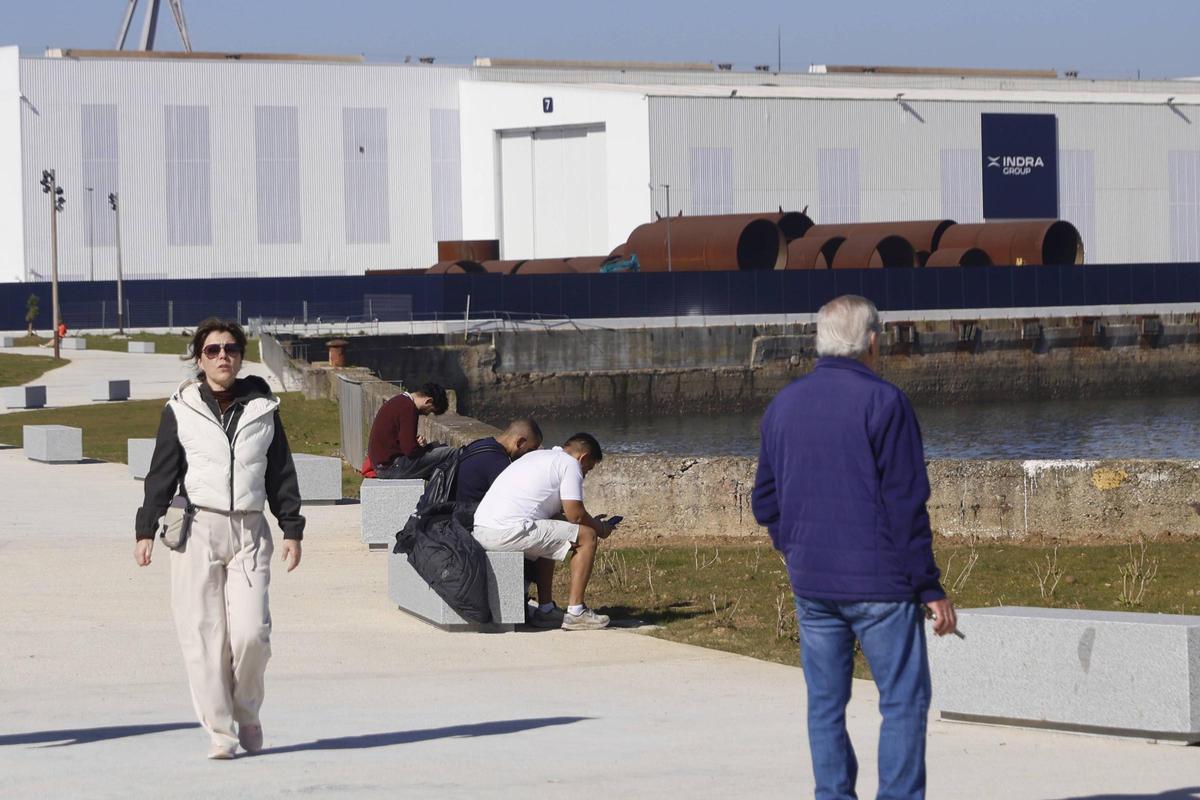 Gijón ya disfruta de los bancos en Naval Azul (en imágenes) Gijón ya disfruta de los bancos en Naval Azul (en imágenes)