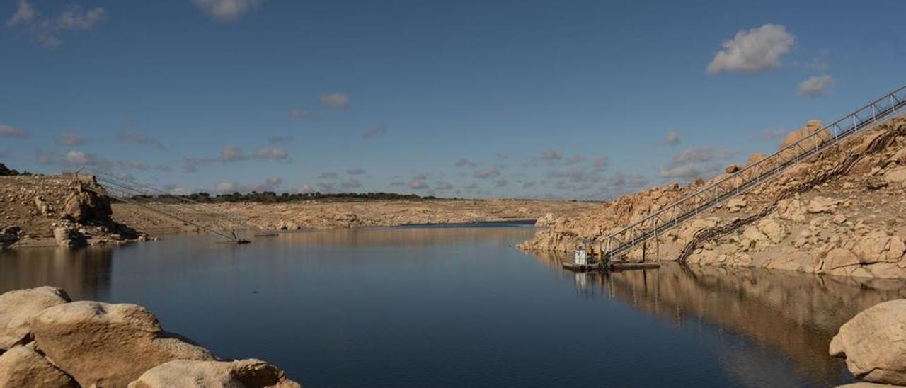 Tomas de agua del embalse de Almendra antes de las obras de emergencia.