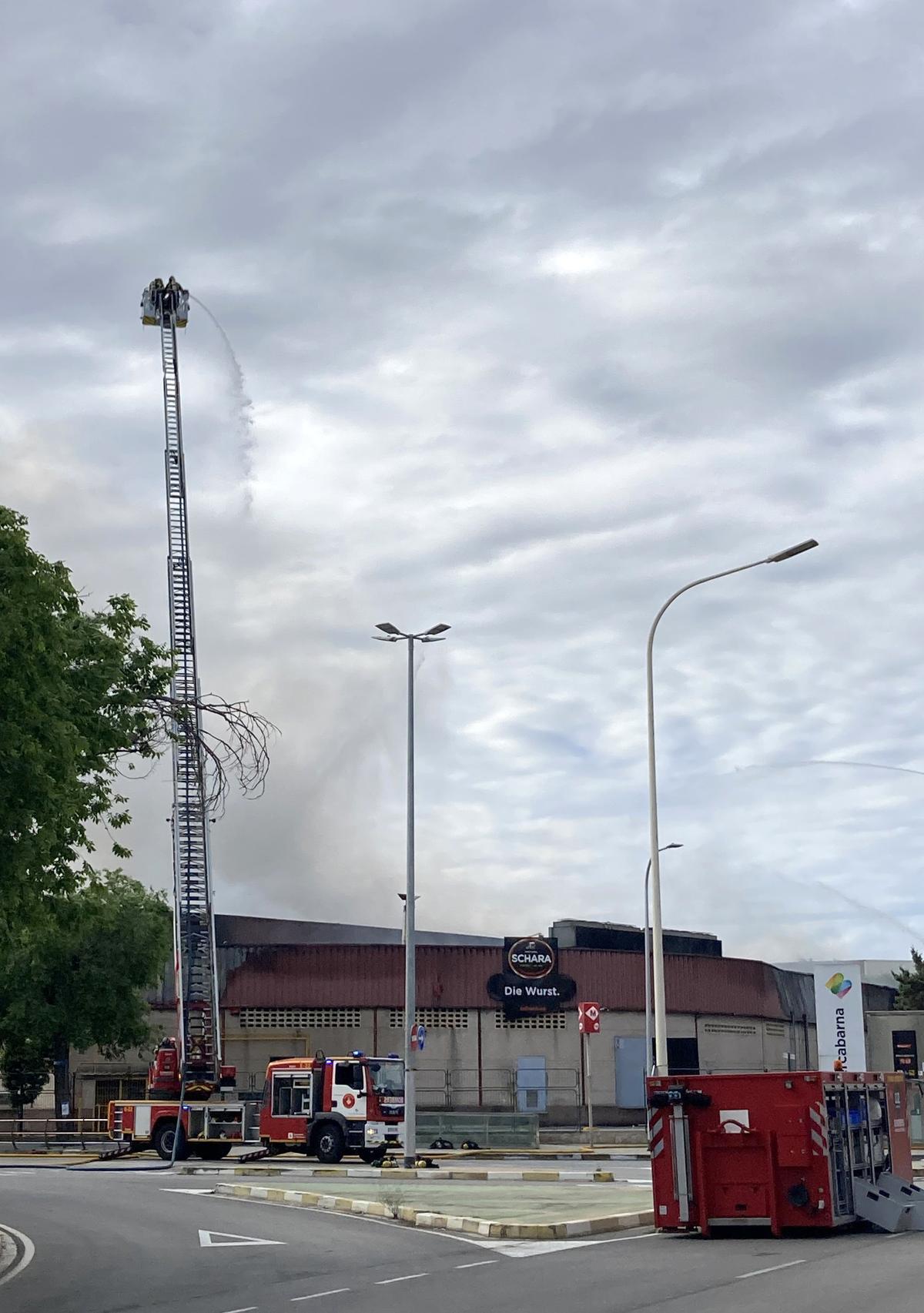 Incendio en la nave de la empresa cárnica Schara en Mercabarna.