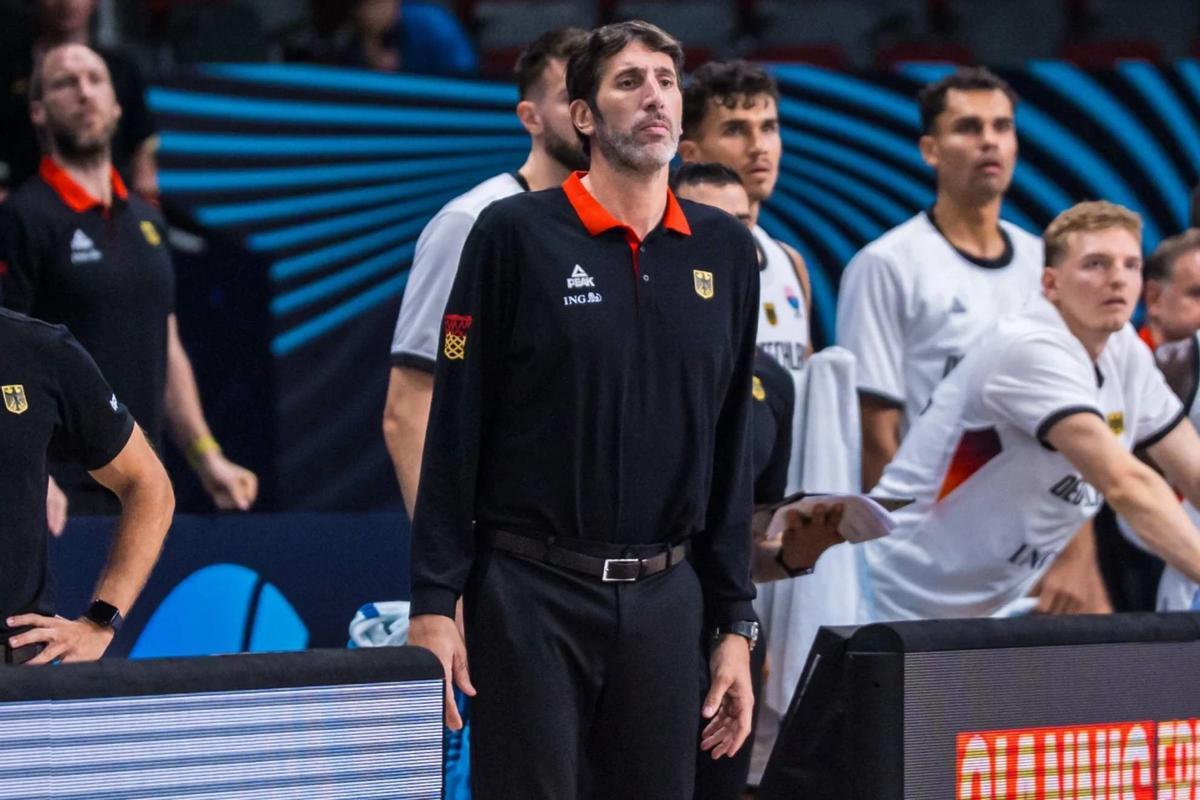 Alex Mumbrú anunció que no estará al frente del equipo en esta segunda semana de Eurobasket