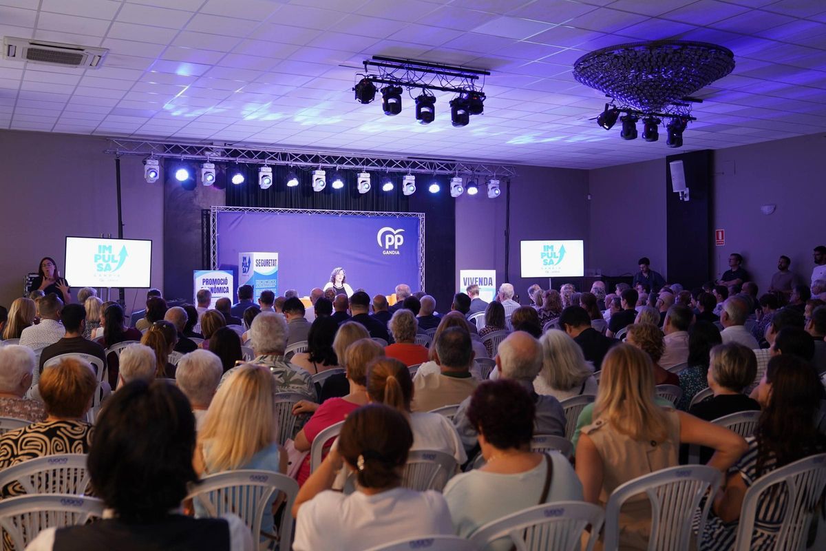 Los asistentes llenaron el salón de la planta baja de Fomento AIC