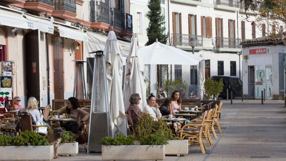 Terrazas en la plaza del Parque de Ibiza.