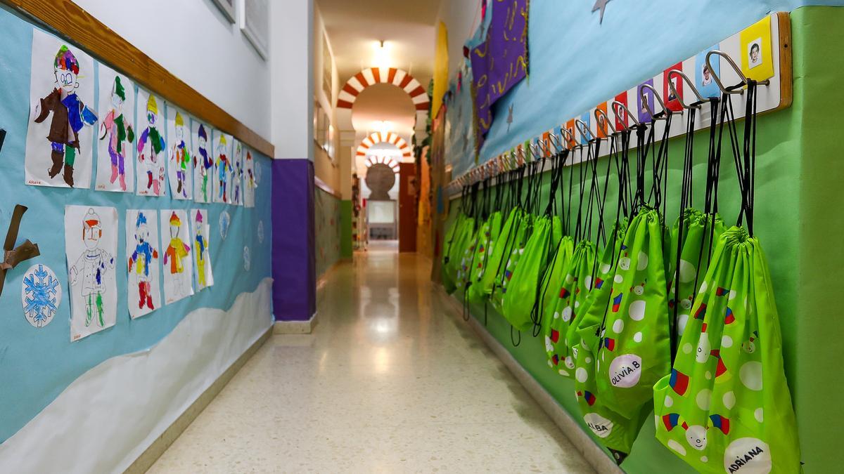 Pasillo con dibujos y mochilas colgadas  en un Centro de Educación Infantil.