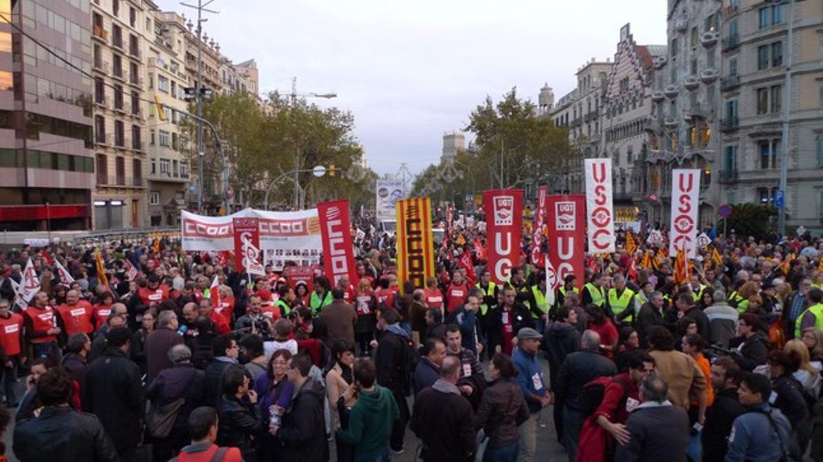 Els manifestants, al passeig de Gràcia, quan està a punt de començar la manifestació.