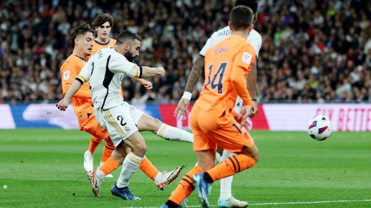 Dani Carvajal dispara en la jugada del primer gol del Real Madrid ante el Valencia.