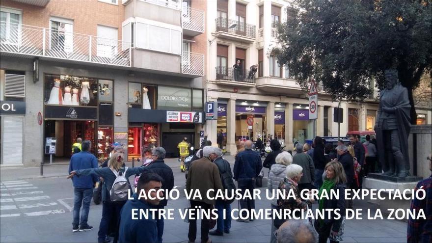 Cau un tros de balcó al carrer de Guimerà de Manresa