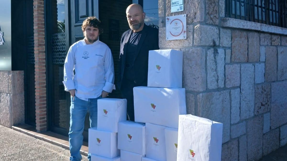 Javier Farpón y Juan Luis García, del Asador Casa Farpón, con las cajas de vino.
