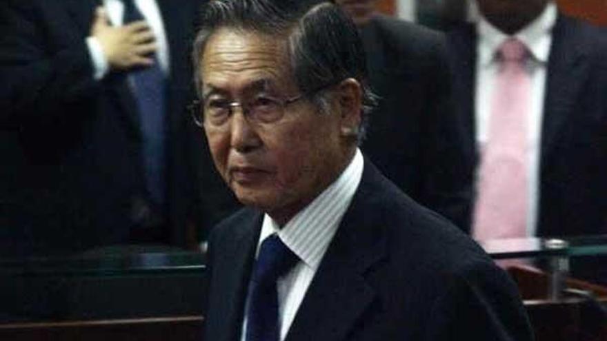 El ex presidente Fujimori en el momento en el que entraba en la sala para escuchar la sentencia