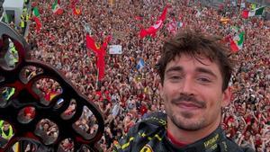 El selfie de Leclerc en el podio de Monza