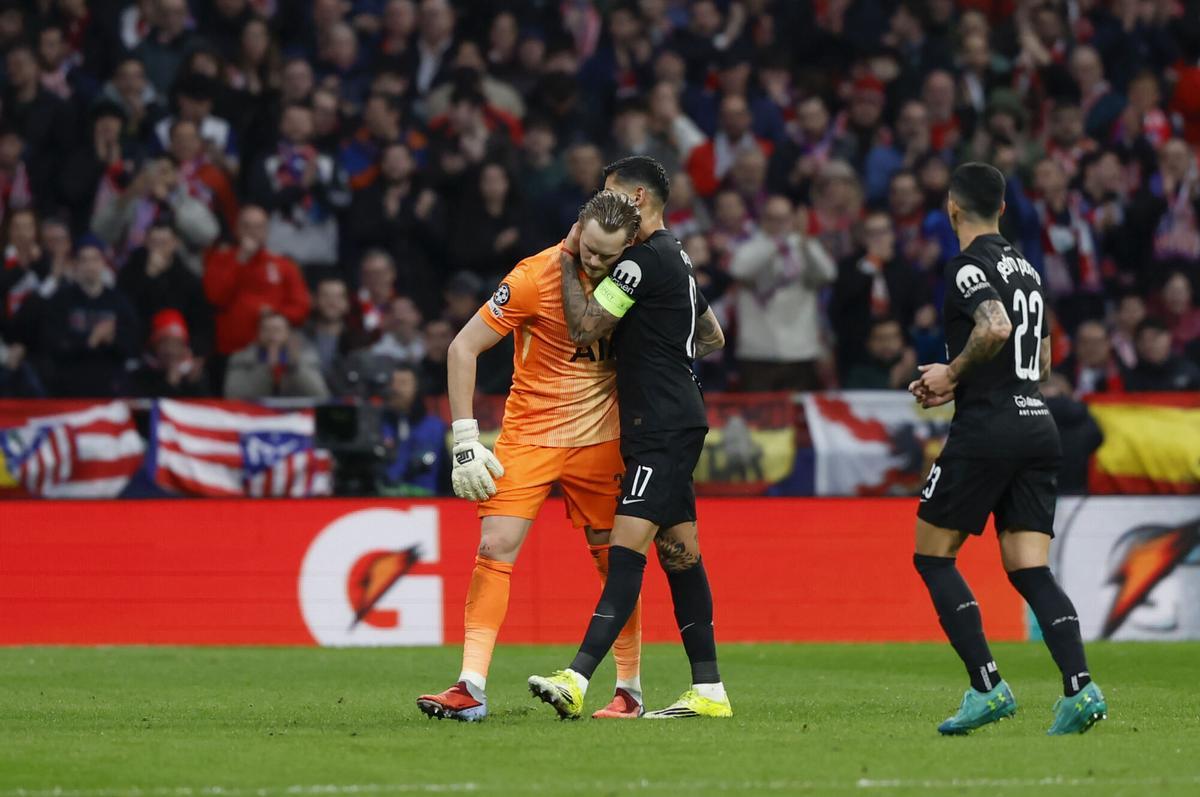 El guardameta checo del Tottenham, Antonin Kinsky, consolado por su compañero, el centrocampista argentino Cristian Romero, al ser sustituido en el minuto 17 de la primera parte.