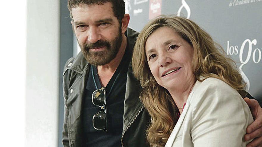 Banderas, junto a la presidenta de la Academia del Cine Catalán. // Efe