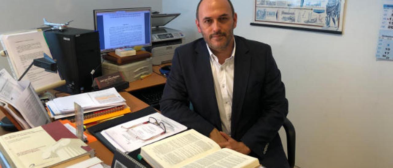 El profesor José Luis Zamora en su despacho en la Facultad de Ciencias Jurídicas de la ULPGC.