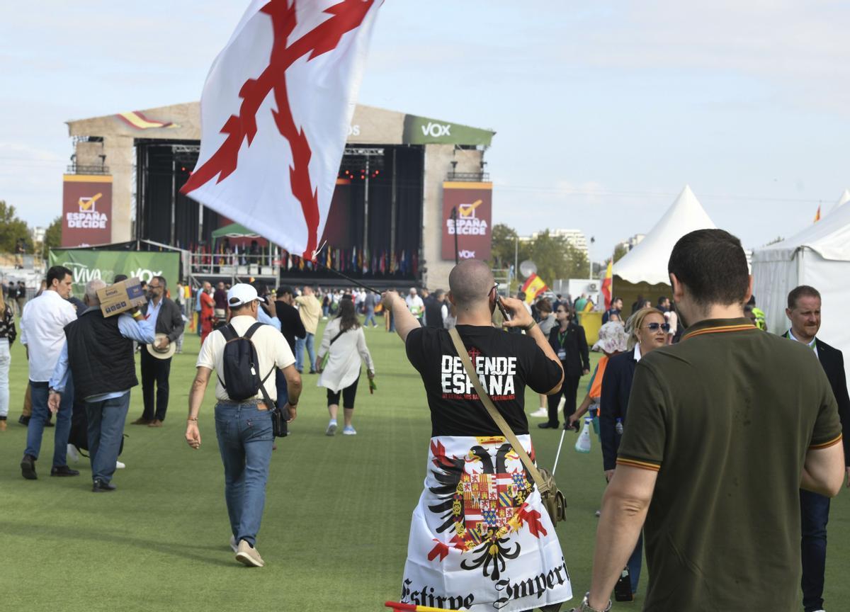 Asistente al acto de Vox ondea una bandera con la Cruz de Borgoña.