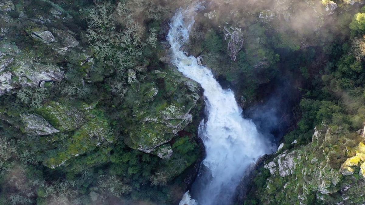 Aspecto que mostraba ayer por la mañana la Fervenza do Toxa, en Silleda. 2 enero 2023. Bernabé