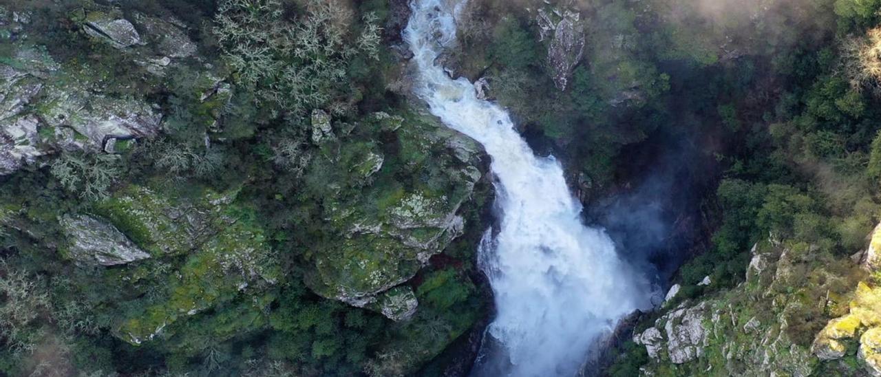 Aspecto que mostraba ayer por la mañana la Fervenza do Toxa, en Silleda.