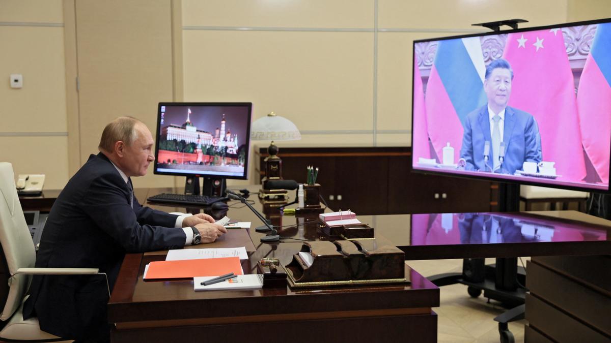 Vladimir Putin y Xi Jinping durante una videoconferencia.