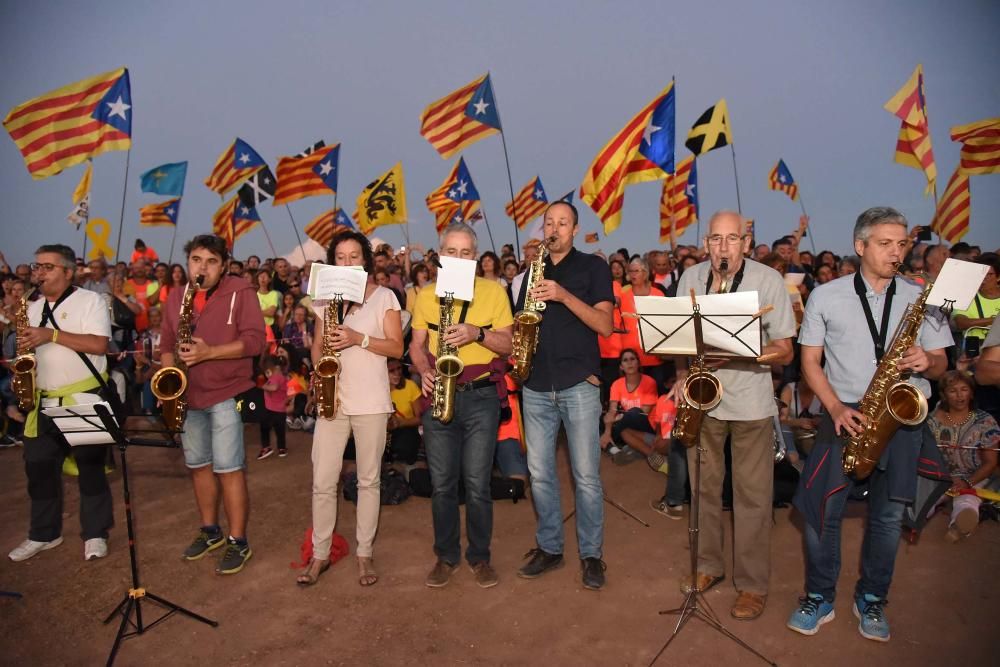 Una multitud omple Lledoners com mai en la vigília de 1-O