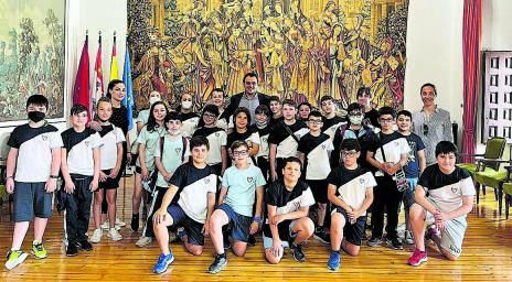 Tomás del Bien posa con alumnos y profesoras del colegio tras el encuentro. | Cedida