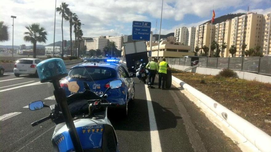 Un camión pierde dos ruedas en la Avenida Marítima