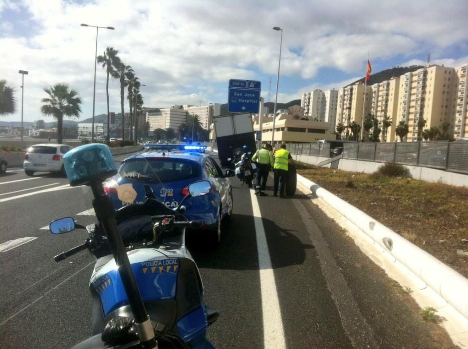 Un camión pierde dos ruedas en la Avenida Marítima