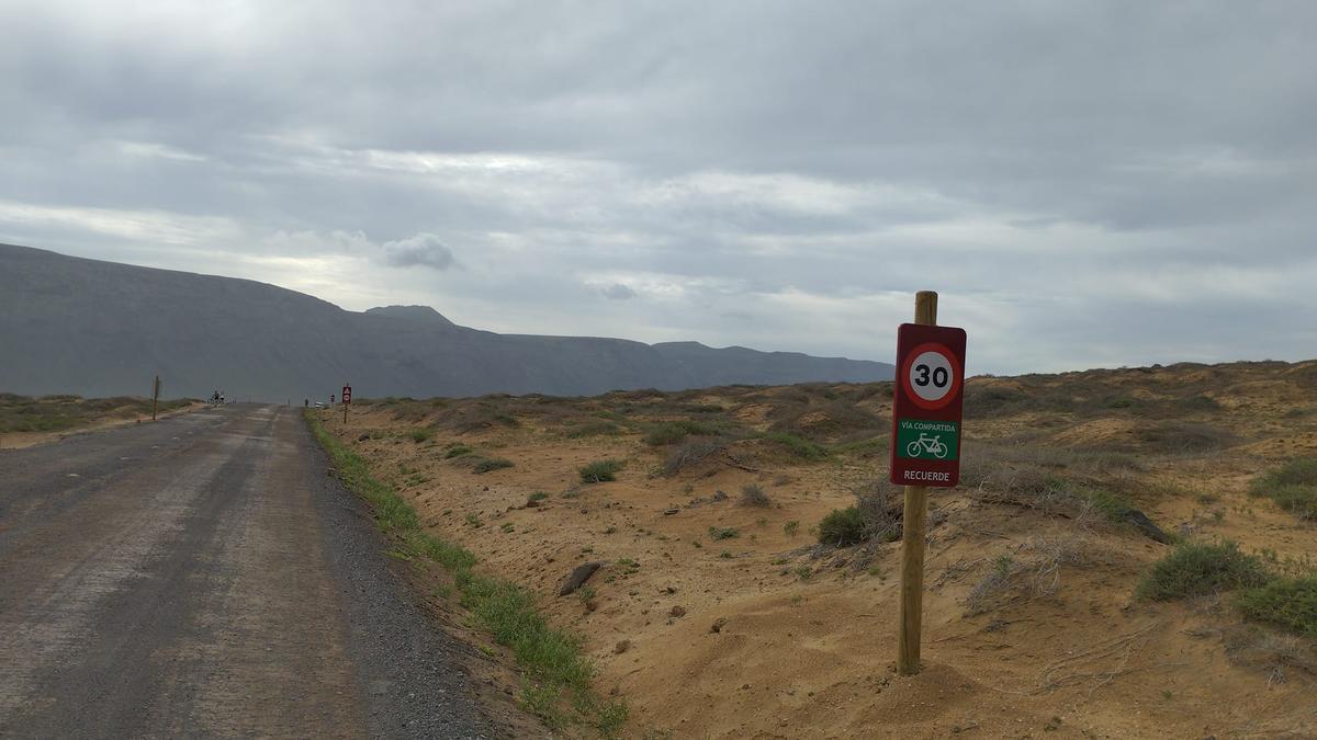 Polémica en La Graciosa por la instalación de nuevas señales de tráfico