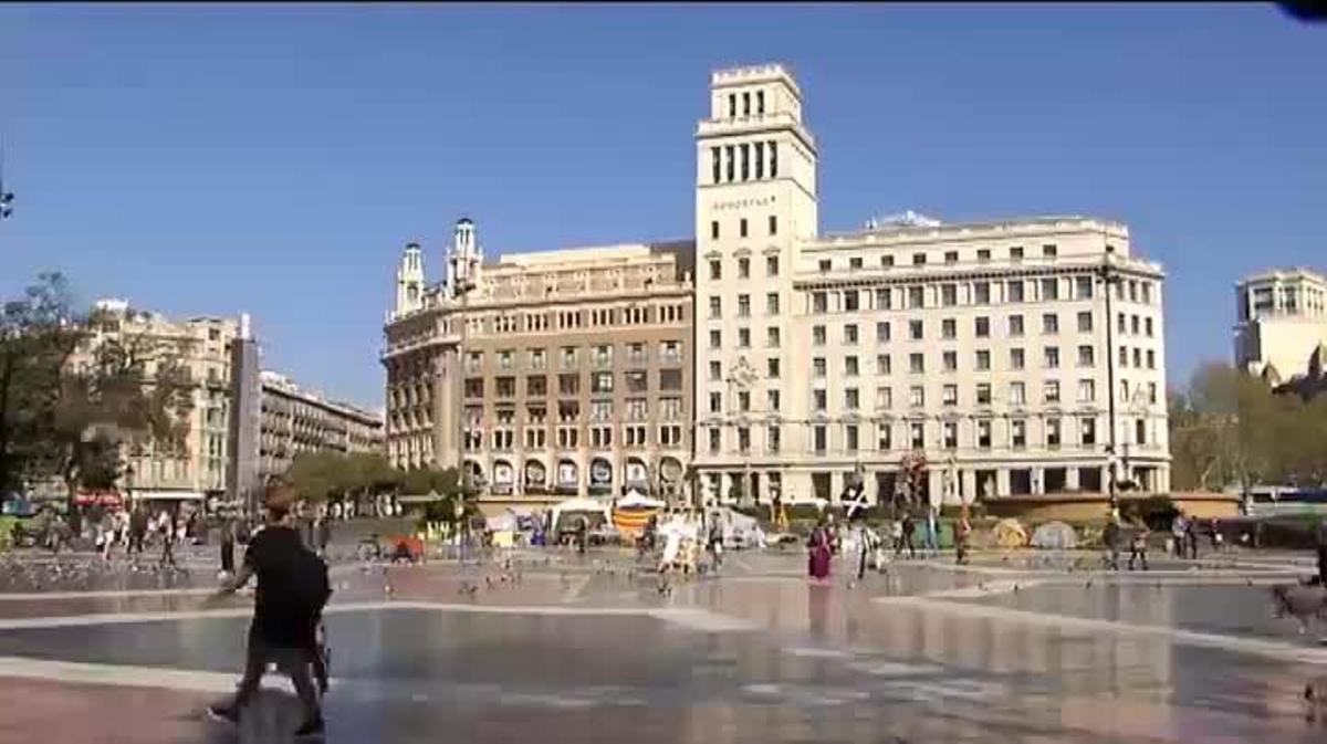 Els indigents acampen al centre de Barcelona per demanar una vivenda digna.