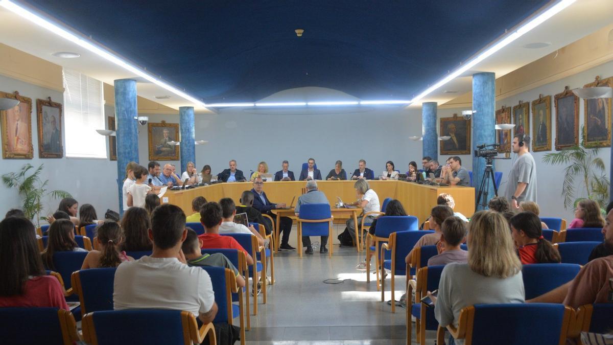 Infants de cinquè de primària presenten les seves propostes davant l’alcalde i els regidors a la Sala de Plens d’Olot