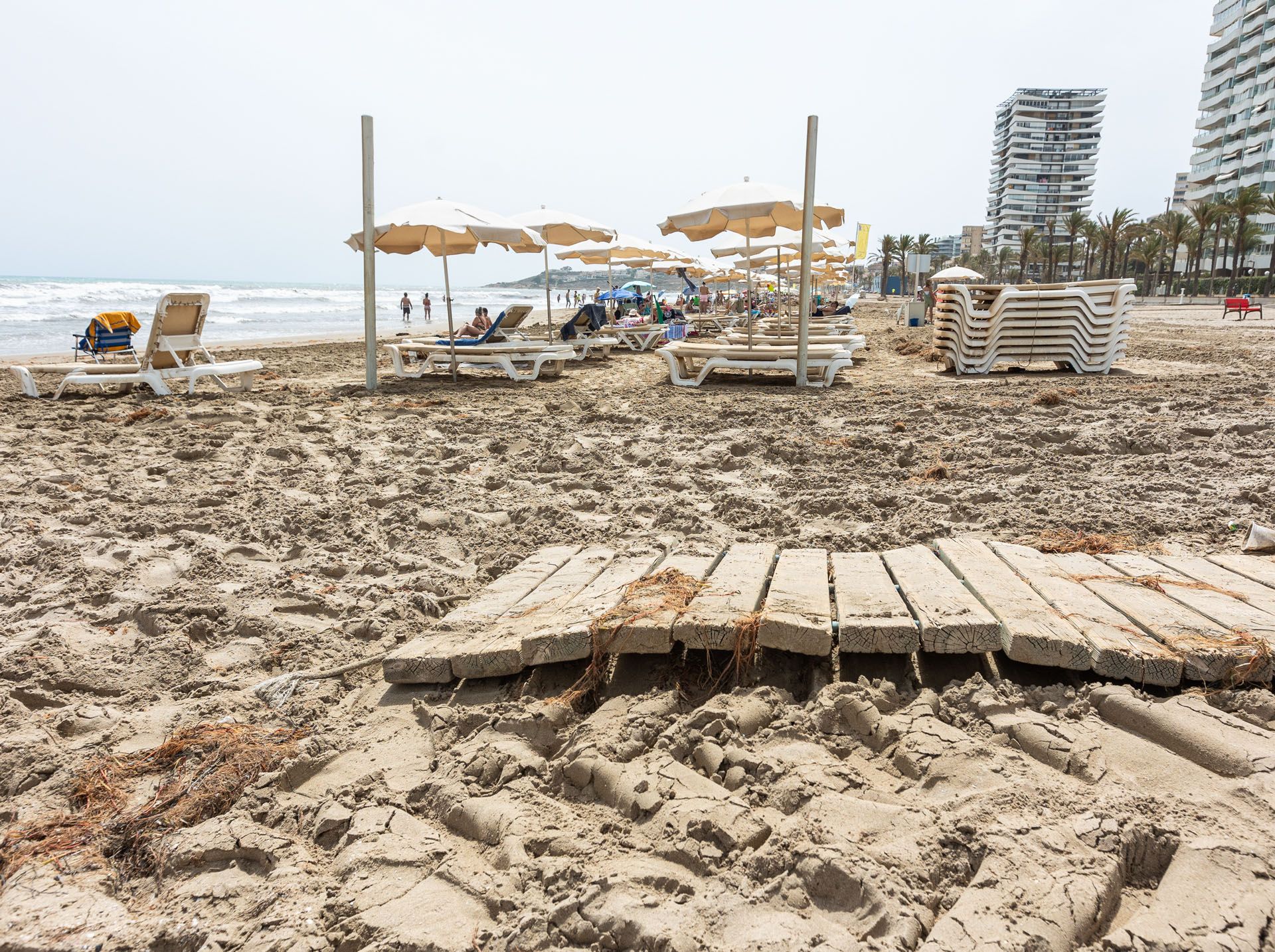 Los efectos del temporal continuan siendo visibles en Playa de San Juan