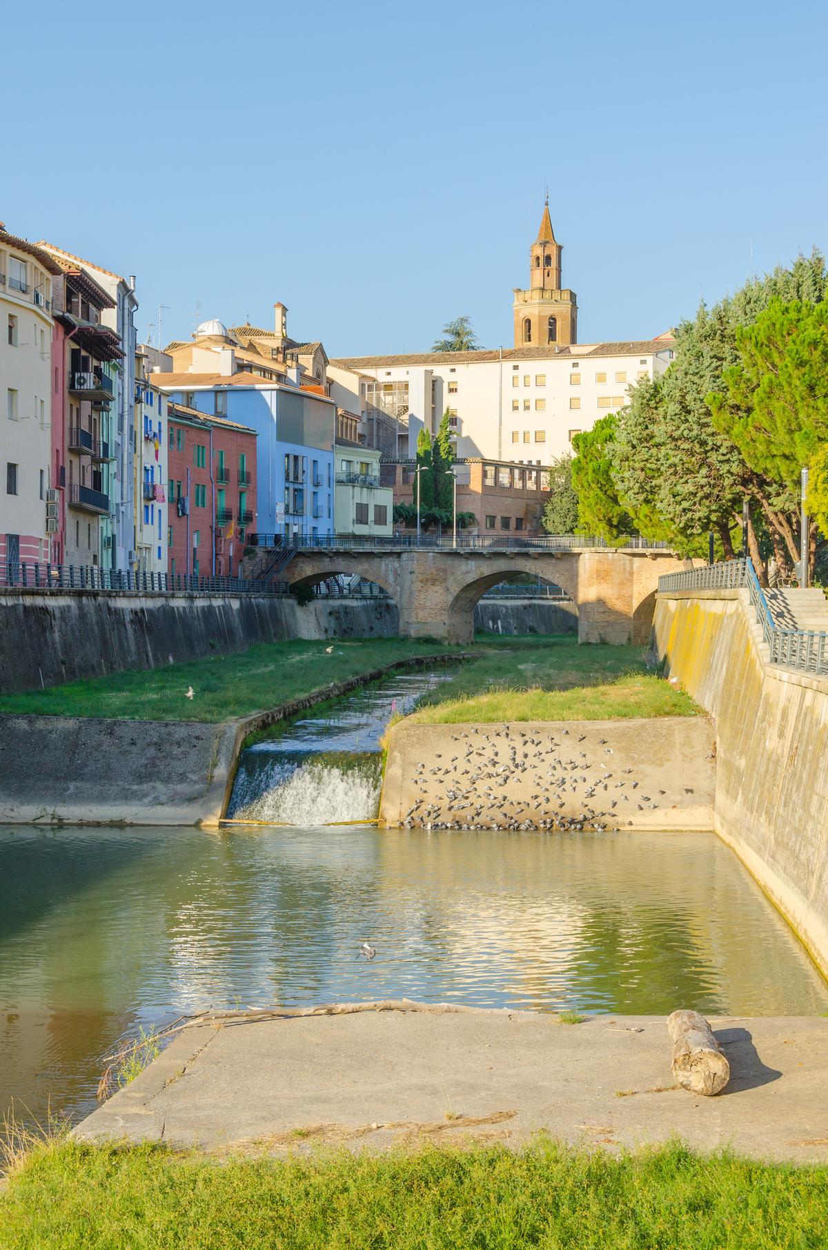 Fachadas multicolores a los pies del río Vero