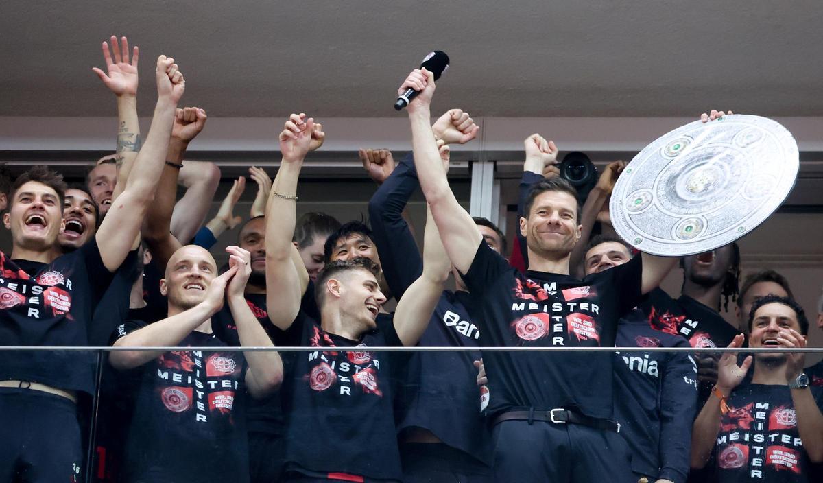 Xabi Alonso, con el título de Bundesliga 2023-24