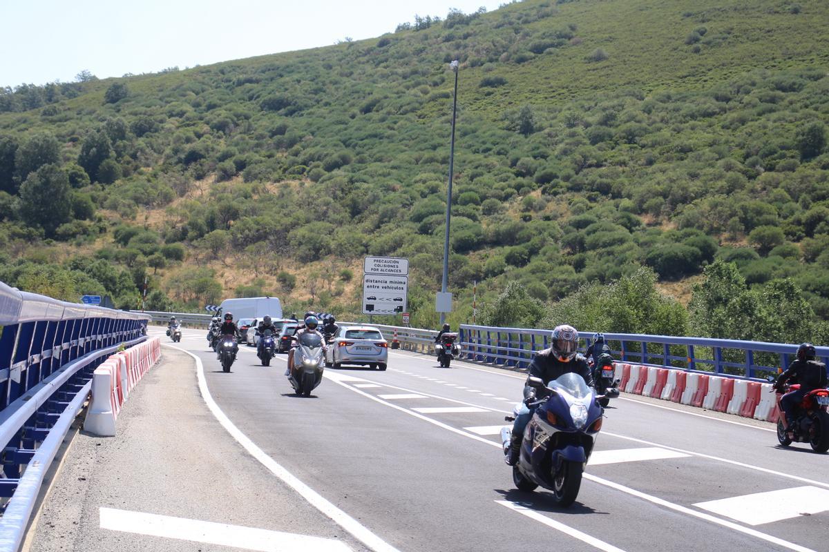 Medio centenar de kilómetros de curvas y paisajes para 3.000 moteros