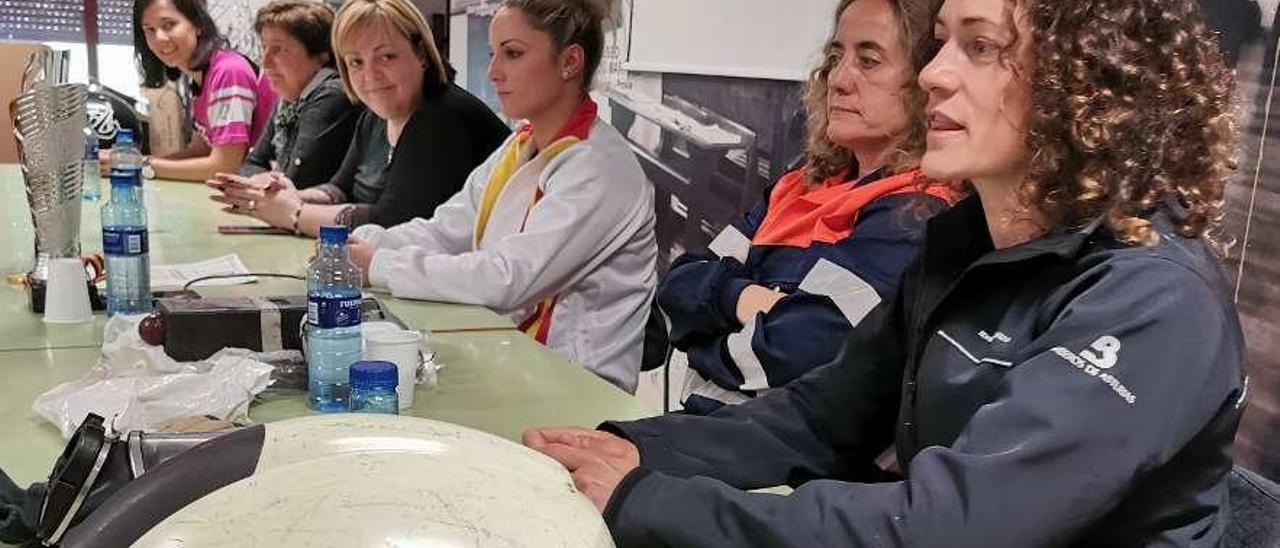 Isabel Alegría, Marisa Medina, Lorena Fernández, María José García, Sigrid Pulgar y Desiré Parajón, ayer, en el colegio de Infiesto.