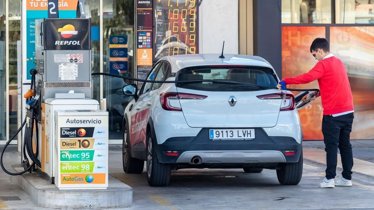 Un hombre reposta en una estación de servicio en Alicante.