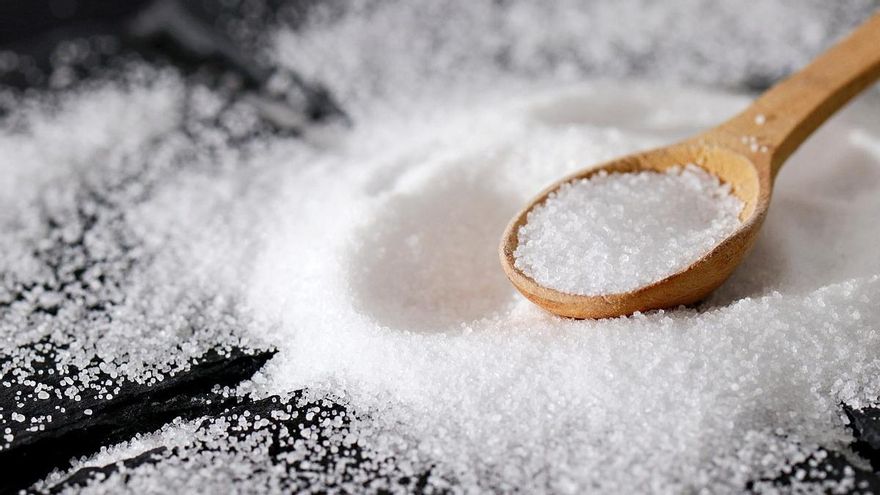 Cuchara de sal en el lavabo: el secreto del fontanero que cada vez copia más gente