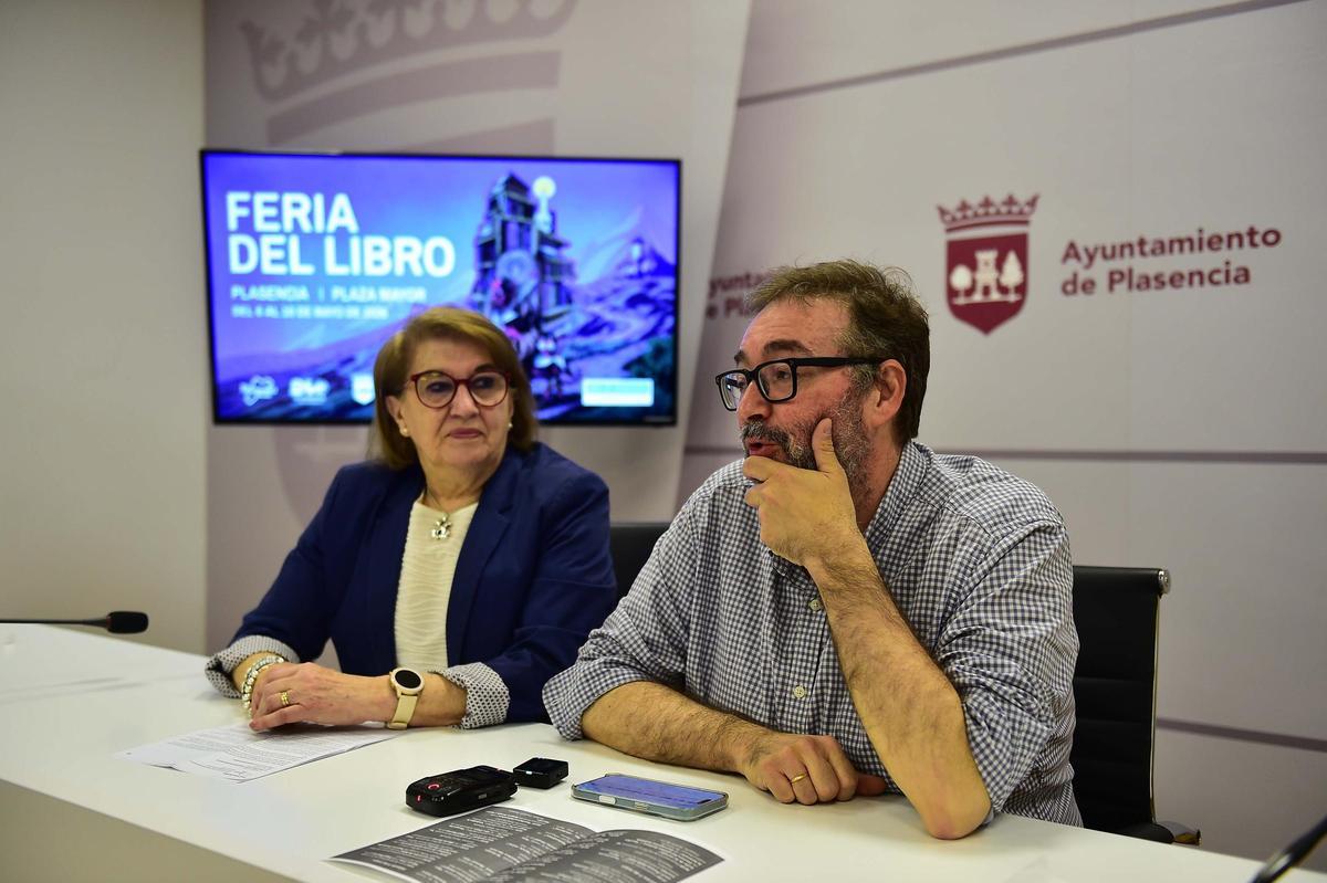 Marisa Bermejo y Juan Ramón Santos han presentado la Feria del Libro de Plasencia.