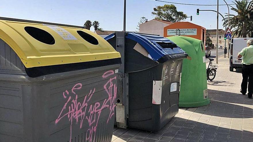 Contenedor de envases en Poble Nou que avisa cuando está lleno.