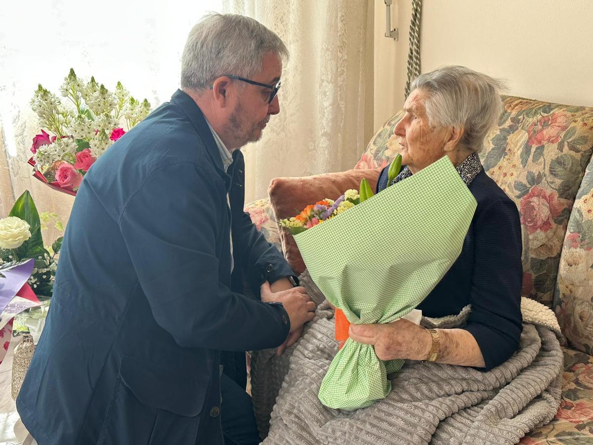 Blas García, alcalde, con Carmen Vázquez, en su 104 cumpleaños en junio