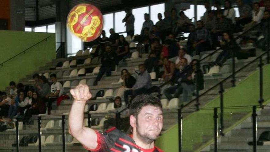 Toño lanza a puerta en el partido contra el Bueu. // Bernabé/Luismy