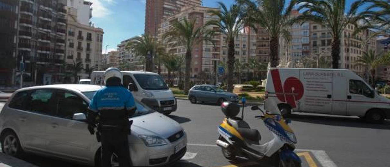 La Policía Local multa a 143 conductores al día en Alicante por aparcar mal